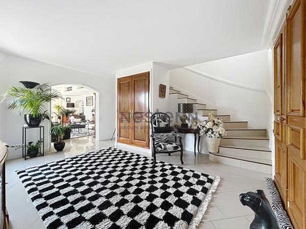 Magnifique villa de près de 300m2 sur plus de 8000m2 de terrain au calme absolu et sans aucun vis à vis