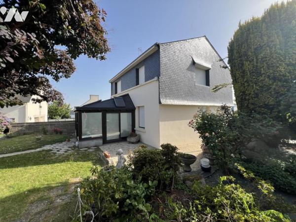 Maison d’habitation sur sous sol, dès années 1925/1930, recouverte d'ardoises, d'environ 125 m2.