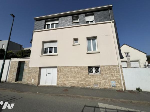 Maison d’habitation sur sous sol, dès années 1925/1930, recouverte d'ardoises, d'environ 125 m2.
