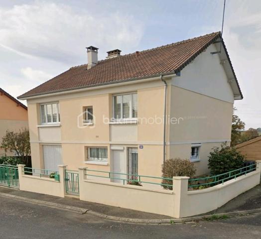 Pavillon de 1968 comprenant une entrée, avec en bas potentiellement une chambre,wc, une cuisine d'ete, cave, garage.
A l'etage, hall, cuisine une belle piece de vie traversante. Avec un insert à poele dans la piece de vie.
Coté nuit deux chambres, une salle d'eau, wc.
Terrain autours
Travaux d'isolation à prevoir
menuiseries pvc double vitrage, couverture en tuile, chauffage fuel.