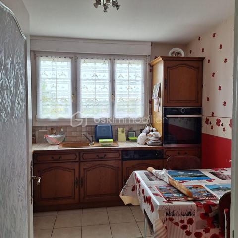 Pavillon de 1968 comprenant une entrée, avec en bas potentiellement une chambre,wc, une cuisine d'ete, cave, garage.
A l'etage, hall, cuisine une belle piece de vie traversante. Avec un insert à poele dans la piece de vie.
Coté nuit deux chambres, une salle d'eau, wc.
Terrain autours
Travaux d'isolation à prevoir
menuiseries pvc double vitrage, couverture en tuile, chauffage fuel.