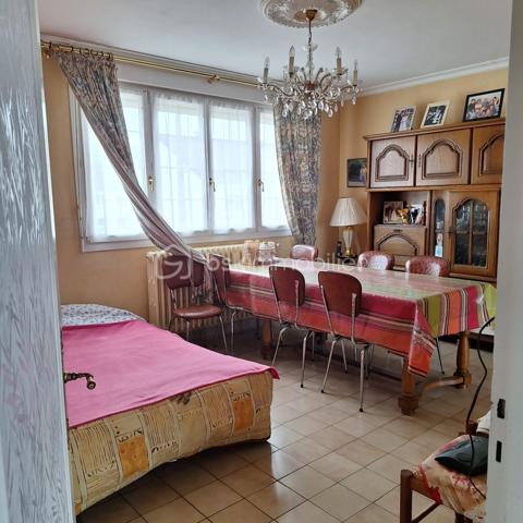 Pavillon de 1968 comprenant une entrée, avec en bas potentiellement une chambre,wc, une cuisine d'ete, cave, garage.
A l'etage, hall, cuisine une belle piece de vie traversante. Avec un insert à poele dans la piece de vie.
Coté nuit deux chambres, une salle d'eau, wc.
Terrain autours
Travaux d'isolation à prevoir
menuiseries pvc double vitrage, couverture en tuile, chauffage fuel.