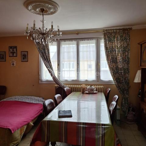 Pavillon de 1968 comprenant une entrée, avec en bas potentiellement une chambre,wc, une cuisine d'ete, cave, garage.
A l'etage, hall, cuisine une belle piece de vie traversante. Avec un insert à poele dans la piece de vie.
Coté nuit deux chambres, une salle d'eau, wc.
Terrain autours
Travaux d'isolation à prevoir
menuiseries pvc double vitrage, couverture en tuile, chauffage fuel.