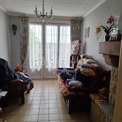 Pavillon de 1968 comprenant une entrée, avec en bas potentiellement une chambre,wc, une cuisine d'ete, cave, garage.
A l'etage, hall, cuisine une belle piece de vie traversante. Avec un insert à poele dans la piece de vie.
Coté nuit deux chambres, une salle d'eau, wc.
Terrain autours
Travaux d'isolation à prevoir
menuiseries pvc double vitrage, couverture en tuile, chauffage fuel.