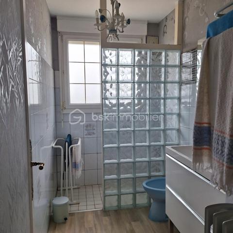 Pavillon de 1968 comprenant une entrée, avec en bas potentiellement une chambre,wc, une cuisine d'ete, cave, garage.
A l'etage, hall, cuisine une belle piece de vie traversante. Avec un insert à poele dans la piece de vie.
Coté nuit deux chambres, une salle d'eau, wc.
Terrain autours
Travaux d'isolation à prevoir
menuiseries pvc double vitrage, couverture en tuile, chauffage fuel.