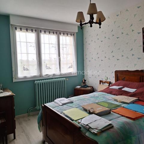 Pavillon de 1968 comprenant une entrée, avec en bas potentiellement une chambre,wc, une cuisine d'ete, cave, garage.
A l'etage, hall, cuisine une belle piece de vie traversante. Avec un insert à poele dans la piece de vie.
Coté nuit deux chambres, une salle d'eau, wc.
Terrain autours
Travaux d'isolation à prevoir
menuiseries pvc double vitrage, couverture en tuile, chauffage fuel.