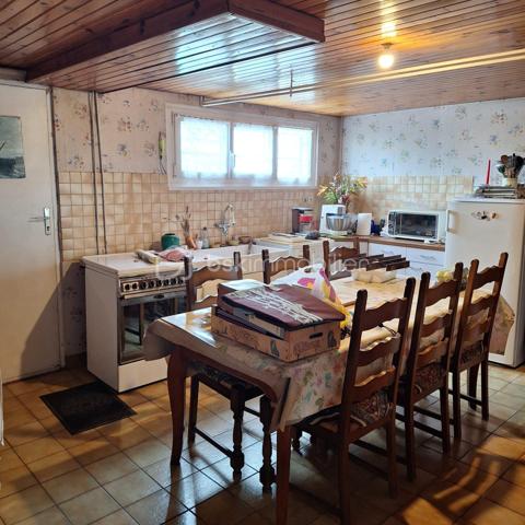 Pavillon de 1968 comprenant une entrée, avec en bas potentiellement une chambre,wc, une cuisine d'ete, cave, garage.
A l'etage, hall, cuisine une belle piece de vie traversante. Avec un insert à poele dans la piece de vie.
Coté nuit deux chambres, une salle d'eau, wc.
Terrain autours
Travaux d'isolation à prevoir
menuiseries pvc double vitrage, couverture en tuile, chauffage fuel.