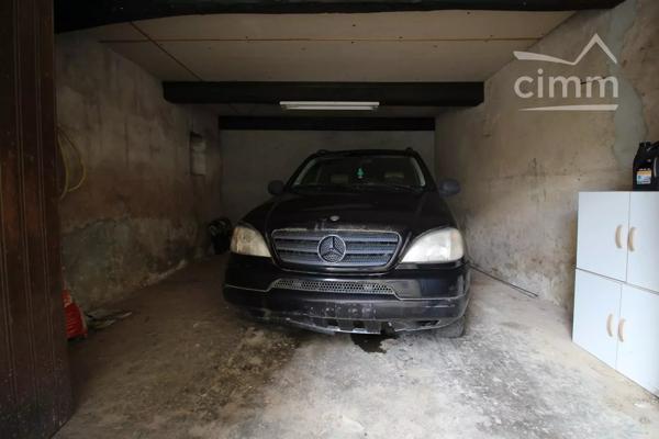 A vendre un garage sur deux niveaux, bien placé.