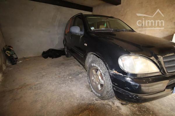 A vendre un garage sur deux niveaux, bien placé.
