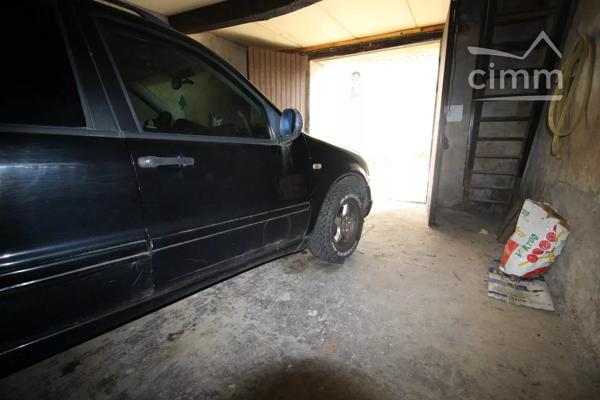 A vendre un garage sur deux niveaux, bien placé.