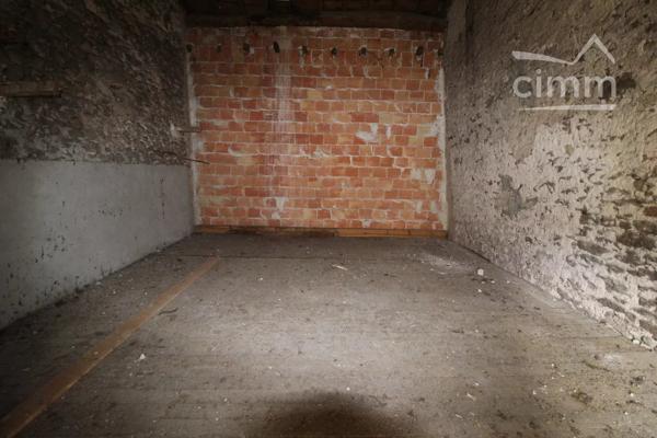 A vendre un garage sur deux niveaux, bien placé.