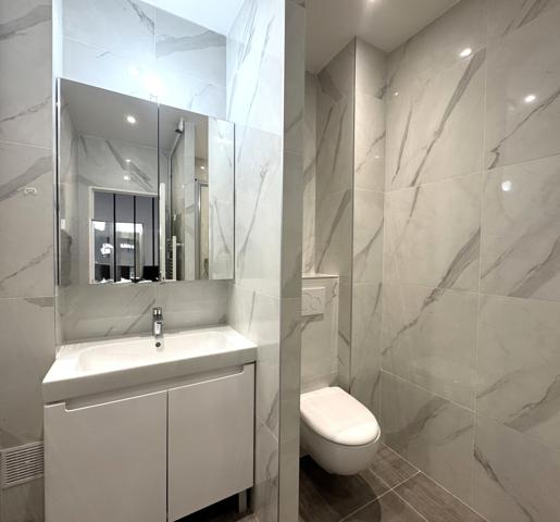Appartement
         2 pièces
        - 51 m² 242 000 € *