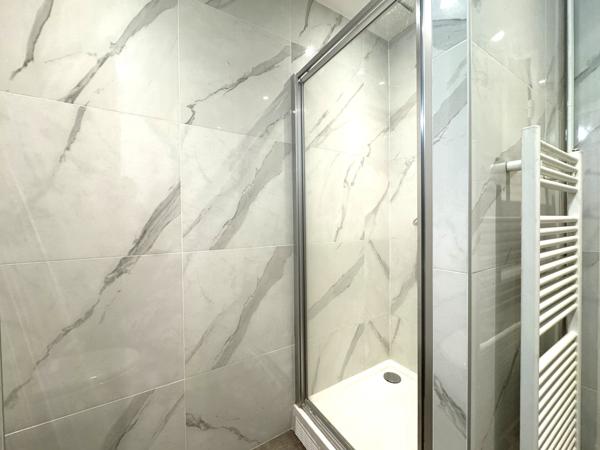 Appartement
         2 pièces
        - 51 m² 242 000 € *