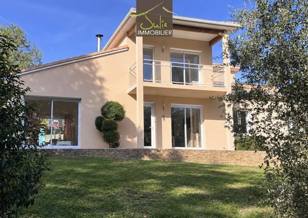 RARE dans BRESSUIRE ! Magnifique Propriété dans un parc clos de 2247m², aux portes du centre ville !!