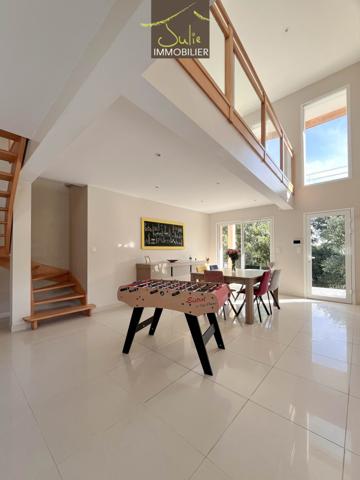 RARE dans BRESSUIRE ! Magnifique Propriété dans un parc clos de 2247m², aux portes du centre ville !!