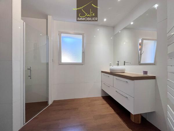 RARE dans BRESSUIRE ! Magnifique Propriété dans un parc clos de 2247m², aux portes du centre ville !!