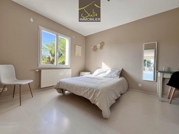 RARE dans BRESSUIRE ! Magnifique Propriété dans un parc clos de 2247m², aux portes du centre ville !!