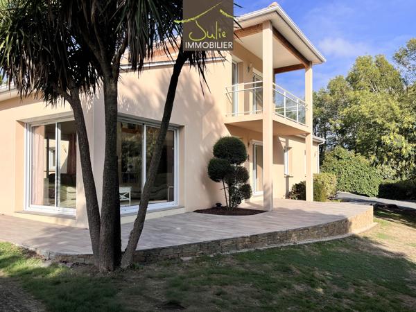 RARE dans BRESSUIRE ! Magnifique Propriété dans un parc clos de 2247m², aux portes du centre ville !!
