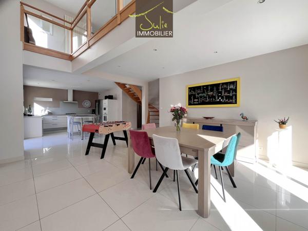 RARE dans BRESSUIRE ! Magnifique Propriété dans un parc clos de 2247m², aux portes du centre ville !!