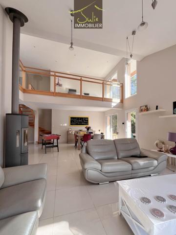 RARE dans BRESSUIRE ! Magnifique Propriété dans un parc clos de 2247m², aux portes du centre ville !!