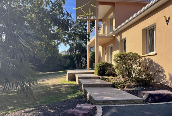 RARE dans BRESSUIRE ! Magnifique Propriété dans un parc clos de 2247m², aux portes du centre ville !!