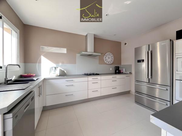 RARE dans BRESSUIRE ! Magnifique Propriété dans un parc clos de 2247m², aux portes du centre ville !!