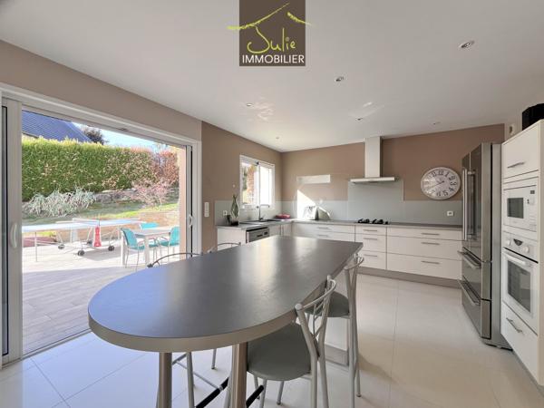 RARE dans BRESSUIRE ! Magnifique Propriété dans un parc clos de 2247m², aux portes du centre ville !!