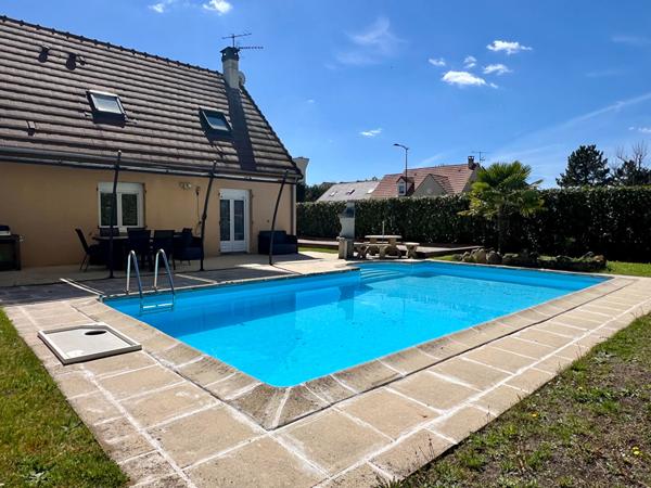 Maison familiale lumineuse aux beaux volumes, située à Neufmoutiers-en-Brie. Surface Utile : 140 m², terrain : 550 m², 6 pièces dont 4 chambres.