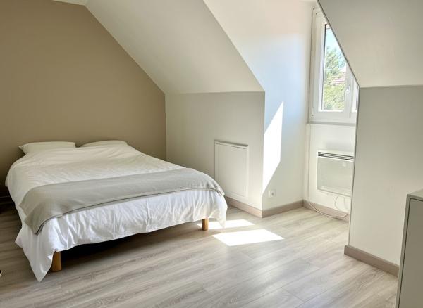 Maison familiale lumineuse aux beaux volumes, située à Neufmoutiers-en-Brie. Surface Utile : 140 m², terrain : 550 m², 6 pièces dont 4 chambres.
