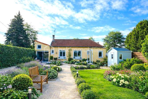 Découvrez cette maison de plain-pied parfaitement entretenue, 
située dans une avenue recherchée de Villemoisson-sur-Orge. 
Confort immédiat et cadre de vie idéal pour une famille.

🌟 LES POINTS CLÉS
📍 Emplacement privilégié : Avenue des Rossignols, calme et résidentiel.
📐 Espace de vie : 102 m² habitables de plain-pied.
🚀 Potentiel : Grenier aménageable environ 60 m² (à étudier).
🌳 Extérieurs : Parcelle de 445 m² avec jardin paysagé bassin et patio.
🚗 Stationnement : Plus de 2 places privatives sur la propriété.
🚆 Mobilité : Gare RER C accessible en 15 minutes à pied

📝 DESCRIPTION DU BIEN
La pièce de vie, un vaste séjour de plus de 35 m², constitue le cœur chaleureux de l'habitation, idéal pour vos moments en famille ou entre amis.
Le côté nuit se compose de 3 chambres confortables, offrant calme et sérénité.
Salle de bain et W.C séparés
Un grenier aménageable d'environ 60 m² qui vous permet d'imaginer une pièce supplémentaire selon vos besoins
À l’extérieur, vous profiterez d'un beau jardin aménagé avec un bassin d’environ 2ml de diamètre ainsi qu’un puits avec forage pour fournir en eau le jardin
Le patio à l'arrière de la maison est une véritable extension de votre intérieur, vous garantissant une intimité totale pour vos déjeuners en plein air.

🚶 TOUT À PORTÉE DE MAIN
La situation géographique est idéale pour un quotidien simplifié :
Commerces : Accessibles à 10mn à pied pour vos courses quotidiennes.
Écoles : Établissements scolaires à proximité immédiate.
Transports : RER C (15 min à pied) pour rejoindre Paris facilement.

Prêt à visiter votre futur chez-vous ? Contactez-nous pour organiser une visite !

( certaines photos sont retouchées par l'i.a )


Villemoisson : 
 banlieue sud de Paris

🏙️ Centre de Paris
   👉 20 à 30 mn - Tour Eiffel  👉 30 mn - Arc de Triomphe 👉 35 mn - Cathédrale Notre-Dame de Paris 👉 30 mn
👑 Versailles 👉 30 mn
💼 La Défense 👉 45 mn
🚅 GARE DE LYON 👉 30 mn
✈️ Orly 👉 20 mn - ✈️  Paris-Charles-de-Gaulle 👉 45 min à 1h15
🚆 Transports
RER C (via Épinay-sur-Orge / Savigny)
Train vers Saint-Michel / Notre-Dame (~25–30 min)