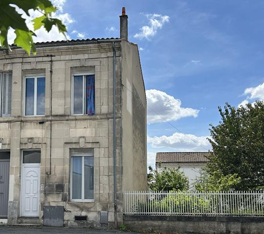 Maison de ville avec garage, jardin et chambre au rez-de-chaussée, à deux pas du centre ville St jean d angely