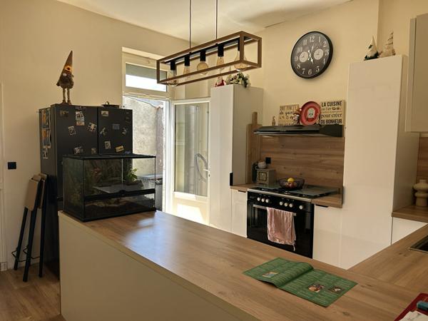 Maison de ville avec garage, jardin et chambre au rez-de-chaussée, à deux pas du centre ville St jean d angely
