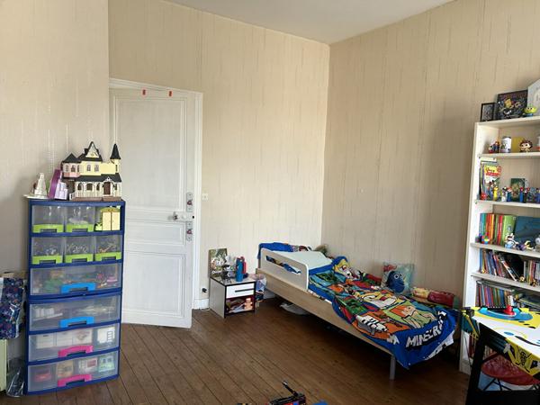 Maison de ville avec garage, jardin et chambre au rez-de-chaussée, à deux pas du centre ville St jean d angely