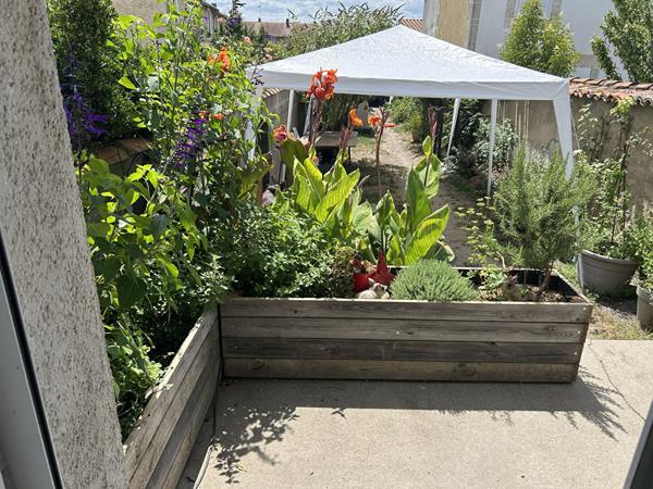 Maison de ville avec garage, jardin et chambre au rez-de-chaussée, à deux pas du centre ville St jean d angely