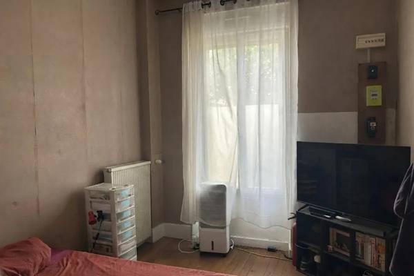 Maison de ville avec garage, jardin et chambre au rez-de-chaussée, à deux pas du centre ville St jean d angely