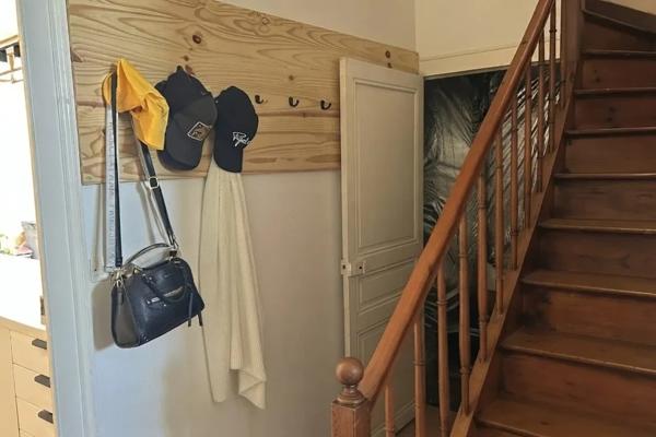 Maison de ville avec garage, jardin et chambre au rez-de-chaussée, à deux pas du centre ville St jean d angely