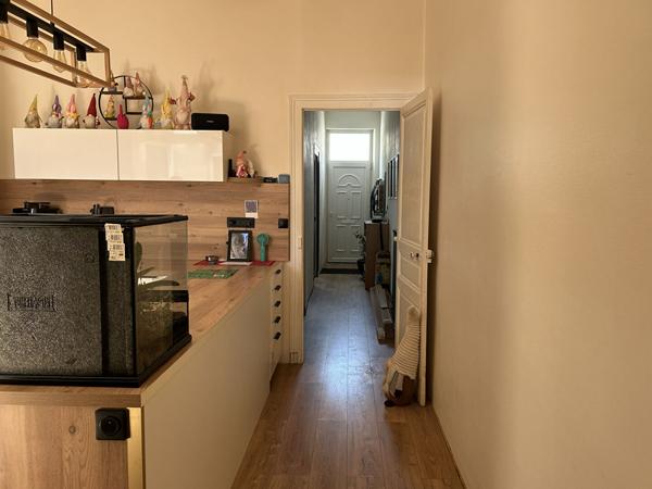 Maison de ville avec garage, jardin et chambre au rez-de-chaussée, à deux pas du centre ville St jean d angely