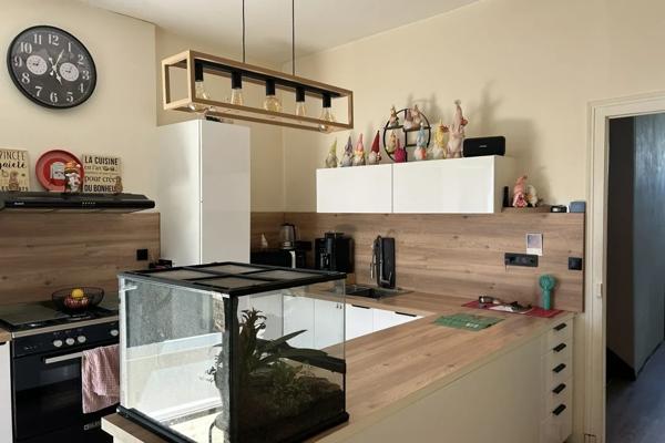 Maison de ville avec garage, jardin et chambre au rez-de-chaussée, à deux pas du centre ville St jean d angely