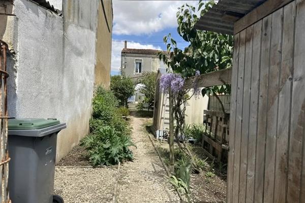 Maison de ville avec garage, jardin et chambre au rez-de-chaussée, à deux pas du centre ville St jean d angely