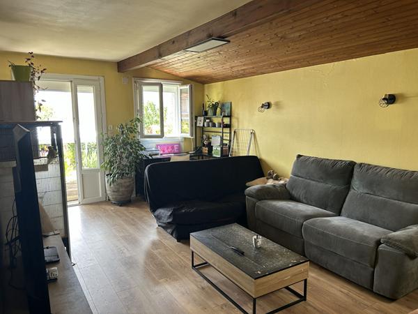 Maison de ville avec garage, jardin et chambre au rez-de-chaussée, à deux pas du centre ville St jean d angely