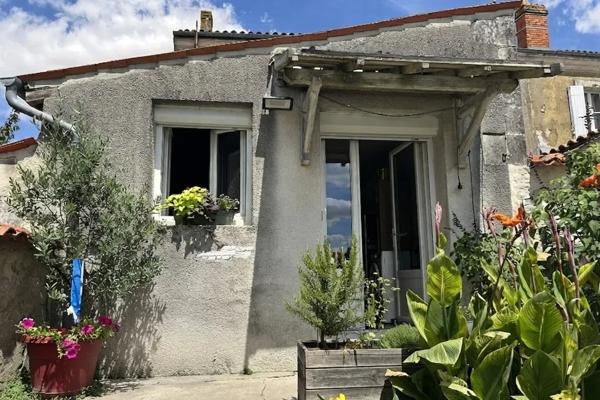 Maison de ville avec garage, jardin et chambre au rez-de-chaussée, à deux pas du centre ville St jean d angely
