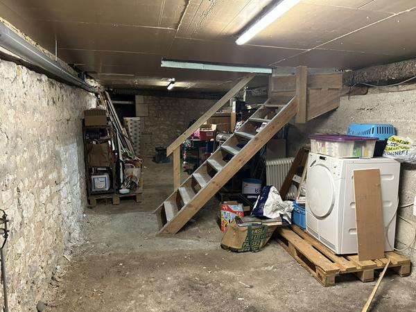 Maison de ville avec garage, jardin et chambre au rez-de-chaussée, à deux pas du centre ville St jean d angely