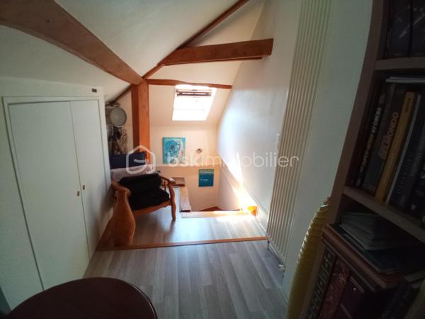 Située à 5mns de Claye-Souilly, maison de ville 3 chambres avec petit jardin.
Le rdc se compose d'une pièce de vie avec cuisine ouverte et d'un wc.
Au 1er étage un palier dessert deux chambres et une salle de douche.
Au 2nd étage une grande chambre avec salle d'eau et wc.
Vous pourrez profiter lors des belles journées de son petit jardin sans vis-à-vis.
Ecole maternelle et primaire à 2mns à pied, crèche, collège à Claye-Souilly avec bus de ramassage scolaire, lycée à 10mns.
Zone commerciale Carrefour, Shopping Promenade à 10mns,  aéroport CDG à 15mns.
Taxe foncière 530€