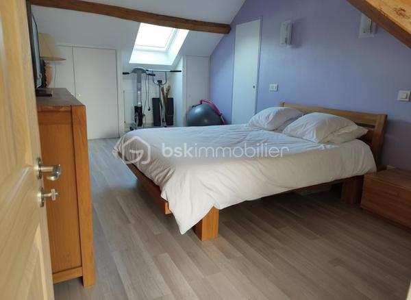 Située à 5mns de Claye-Souilly, maison de ville 3 chambres avec petit jardin.
Le rdc se compose d'une pièce de vie avec cuisine ouverte et d'un wc.
Au 1er étage un palier dessert deux chambres et une salle de douche.
Au 2nd étage une grande chambre avec salle d'eau et wc.
Vous pourrez profiter lors des belles journées de son petit jardin sans vis-à-vis.
Ecole maternelle et primaire à 2mns à pied, crèche, collège à Claye-Souilly avec bus de ramassage scolaire, lycée à 10mns.
Zone commerciale Carrefour, Shopping Promenade à 10mns,  aéroport CDG à 15mns.
Taxe foncière 530€