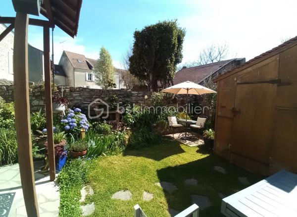 Située à 5mns de Claye-Souilly, maison de ville 3 chambres avec petit jardin.
Le rdc se compose d'une pièce de vie avec cuisine ouverte et d'un wc.
Au 1er étage un palier dessert deux chambres et une salle de douche.
Au 2nd étage une grande chambre avec salle d'eau et wc.
Vous pourrez profiter lors des belles journées de son petit jardin sans vis-à-vis.
Ecole maternelle et primaire à 2mns à pied, crèche, collège à Claye-Souilly avec bus de ramassage scolaire, lycée à 10mns.
Zone commerciale Carrefour, Shopping Promenade à 10mns,  aéroport CDG à 15mns.
Taxe foncière 530€