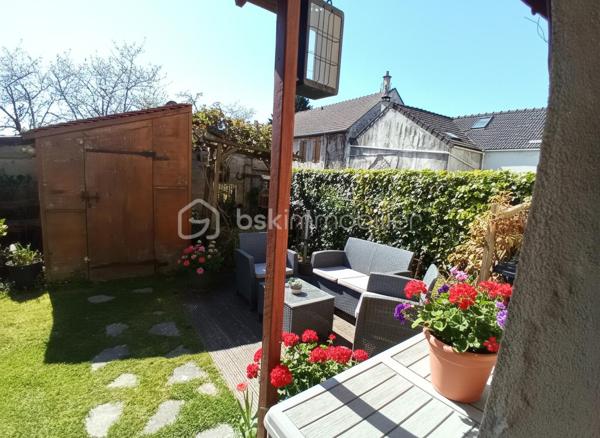 Située à 5mns de Claye-Souilly, maison de ville 3 chambres avec petit jardin.
Le rdc se compose d'une pièce de vie avec cuisine ouverte et d'un wc.
Au 1er étage un palier dessert deux chambres et une salle de douche.
Au 2nd étage une grande chambre avec salle d'eau et wc.
Vous pourrez profiter lors des belles journées de son petit jardin sans vis-à-vis.
Ecole maternelle et primaire à 2mns à pied, crèche, collège à Claye-Souilly avec bus de ramassage scolaire, lycée à 10mns.
Zone commerciale Carrefour, Shopping Promenade à 10mns,  aéroport CDG à 15mns.
Taxe foncière 530€
