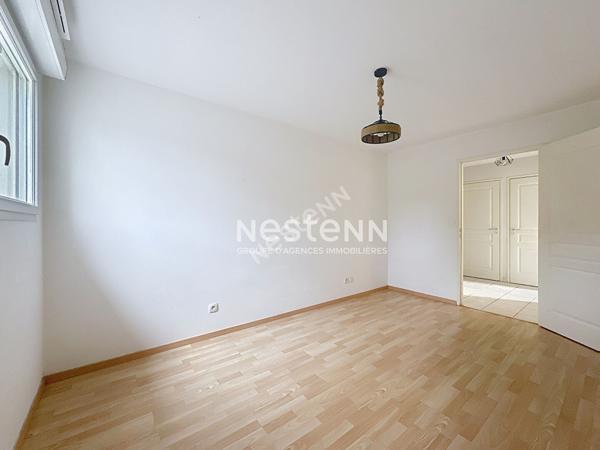 Appartement lumineux 47 m² avec séjour 20 m², chambre, cuisine séparée, terrasse ensoleillée et box. Transports & commerces à pied. Idéal 1er achat ou investissement.