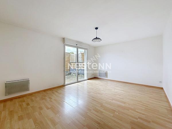 Appartement lumineux 47 m² avec séjour 20 m², chambre, cuisine séparée, terrasse ensoleillée et box. Transports & commerces à pied. Idéal 1er achat ou investissement.