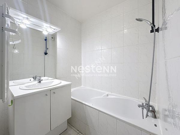 Appartement lumineux 47 m² avec séjour 20 m², chambre, cuisine séparée, terrasse ensoleillée et box. Transports & commerces à pied. Idéal 1er achat ou investissement.