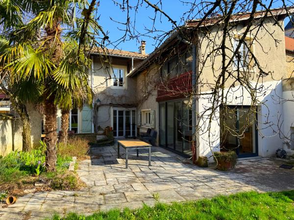 Rillieux-la-Pape (69140) VANCIA - Corps de ferme 8 pièces 190 m²